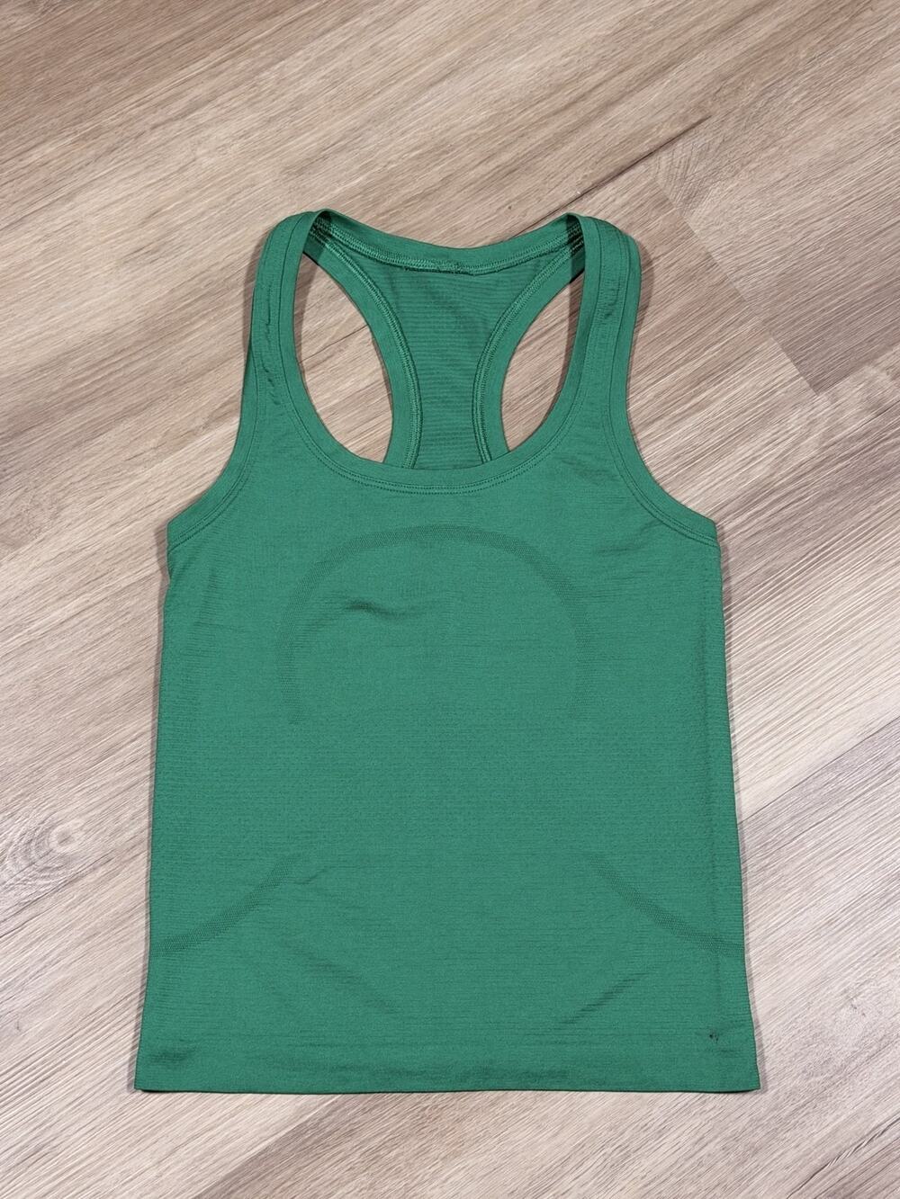 Lululemon Swiftly Tech Racerback Tank Womens Size 2 Green Knit Logo - Minor Flaw